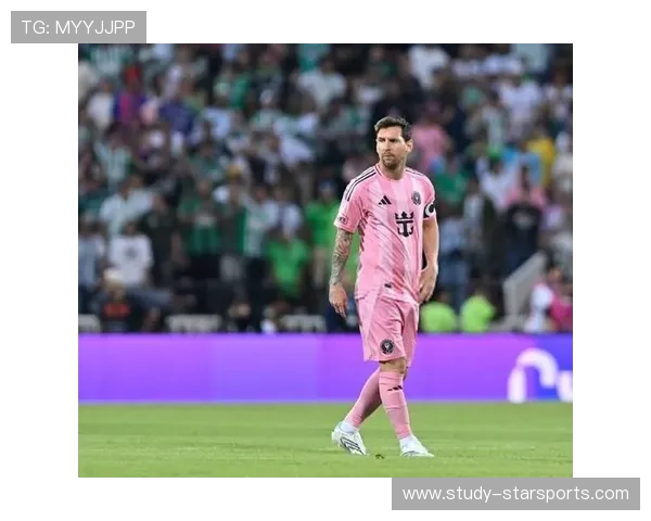 梅西加盟迈阿密国际后首度亮相 赛场表现引发热议