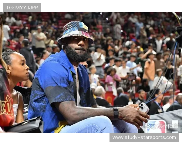 詹姆斯复出带领湖人逆转勇士重燃季后赛希望全场砍下三十分震撼联盟